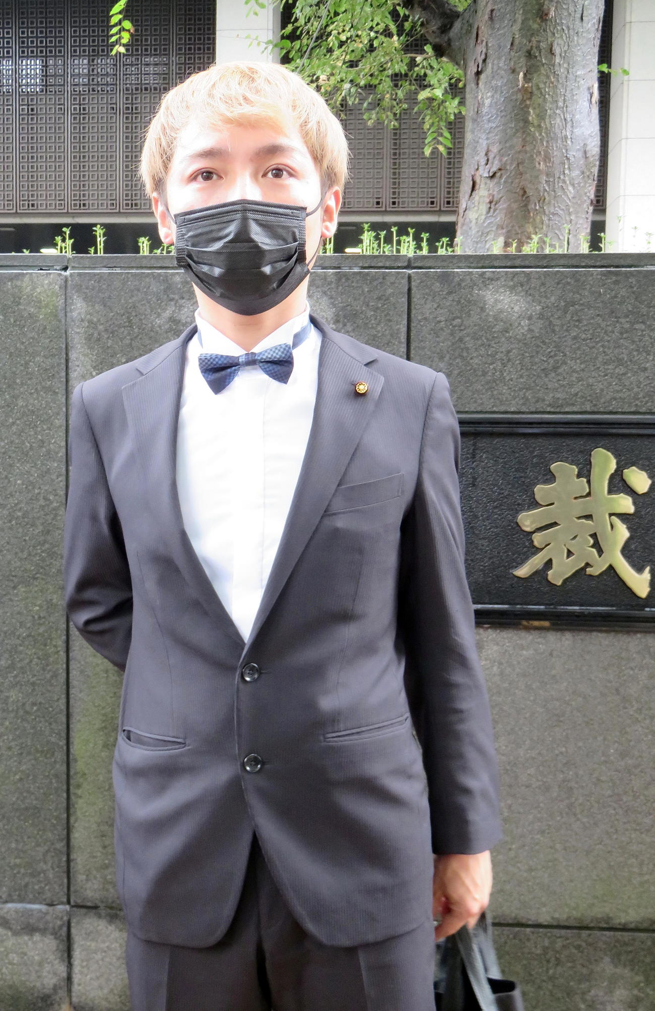 東京高等裁判所での第1回弁論を終えた戸田市のスーパークレイジー君議員（撮影・鎌田直秀）
