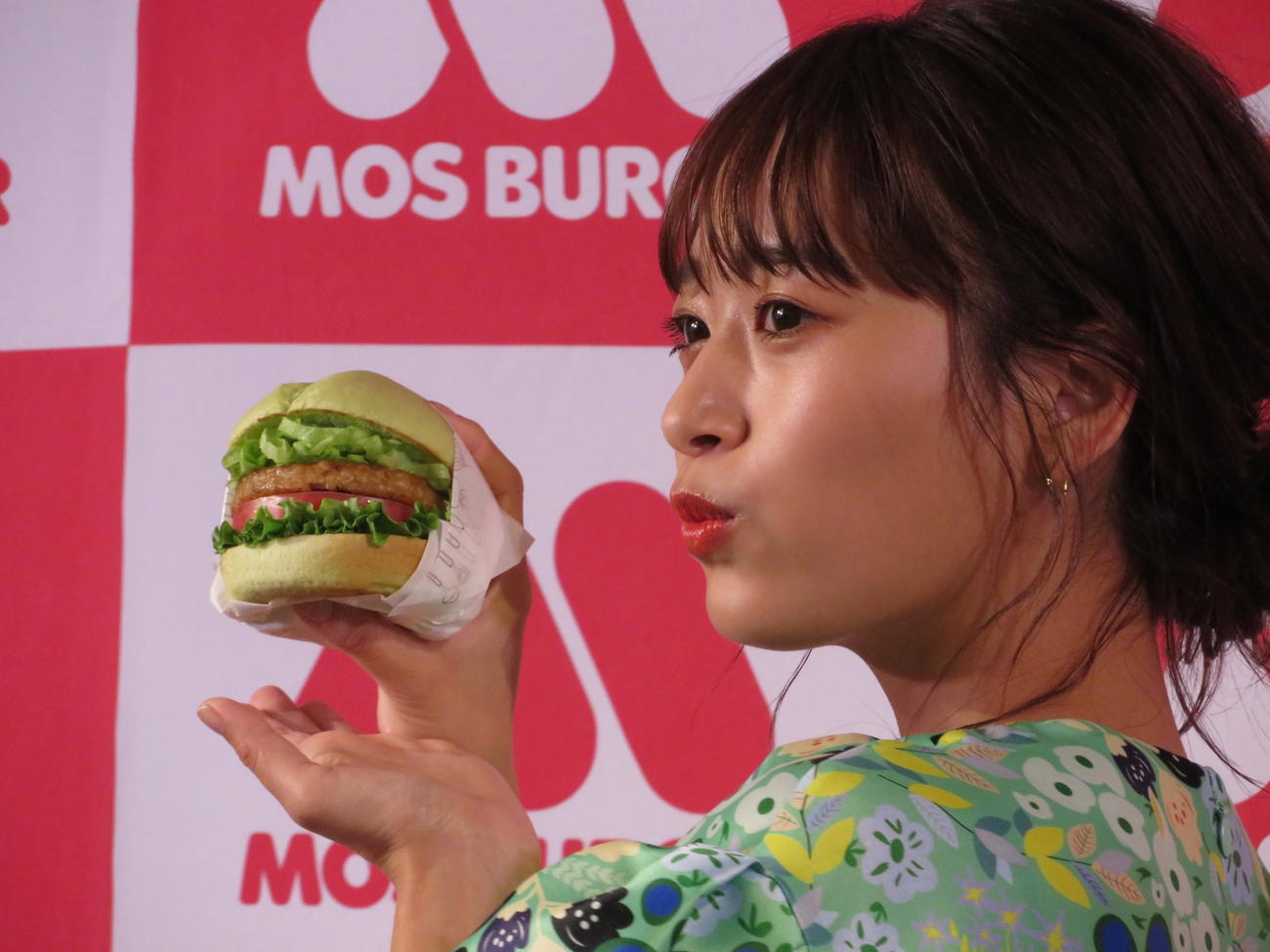 「グリーンバーガー〈テリヤキ〉」のCM起用と1日宣伝部長に就任した近藤千尋