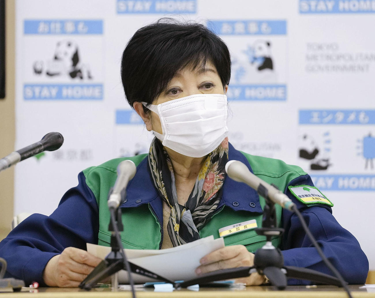 取材に応じる東京都の小池百合子知事（共同）