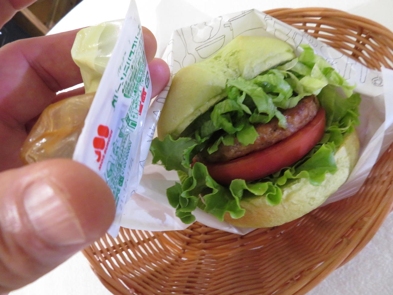 9月22日からモスバーガー全店舗で同時発売する新商品「グリーンバーガー〈テリヤキ〉」