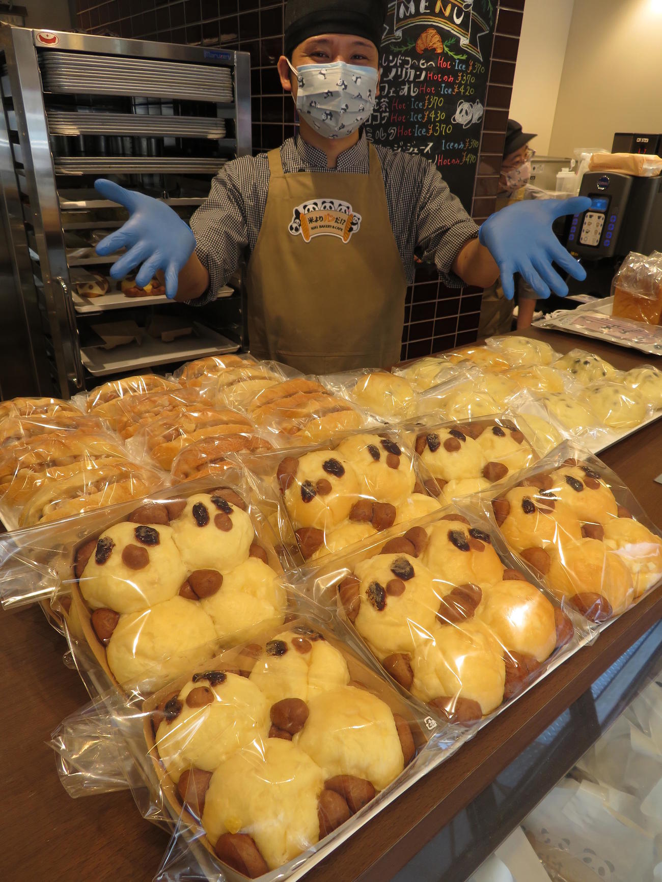 奥乃シェフは「おいしいパンを焼いてお待ちしていまーす」と笑顔