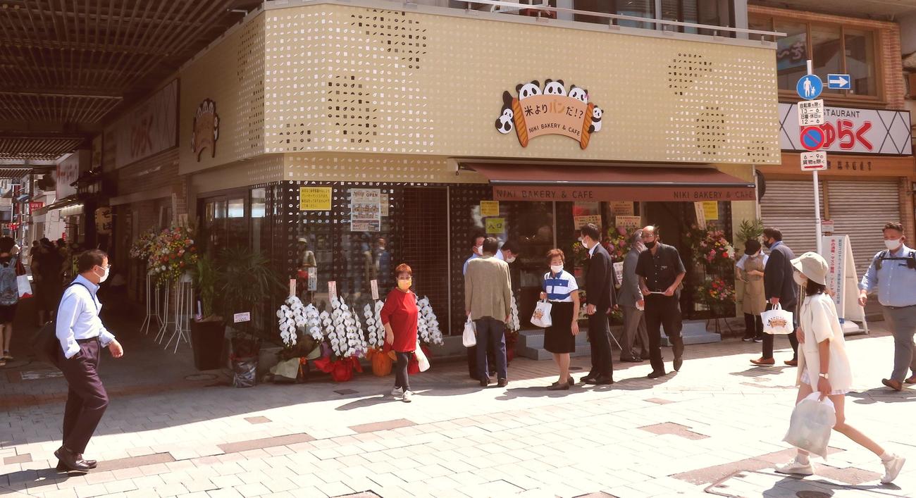 JR上野駅前のガード下に完成したベーカリーカフェ「米よりパンだ!?」。通行人もチラ見していた。13日から本格オープンする