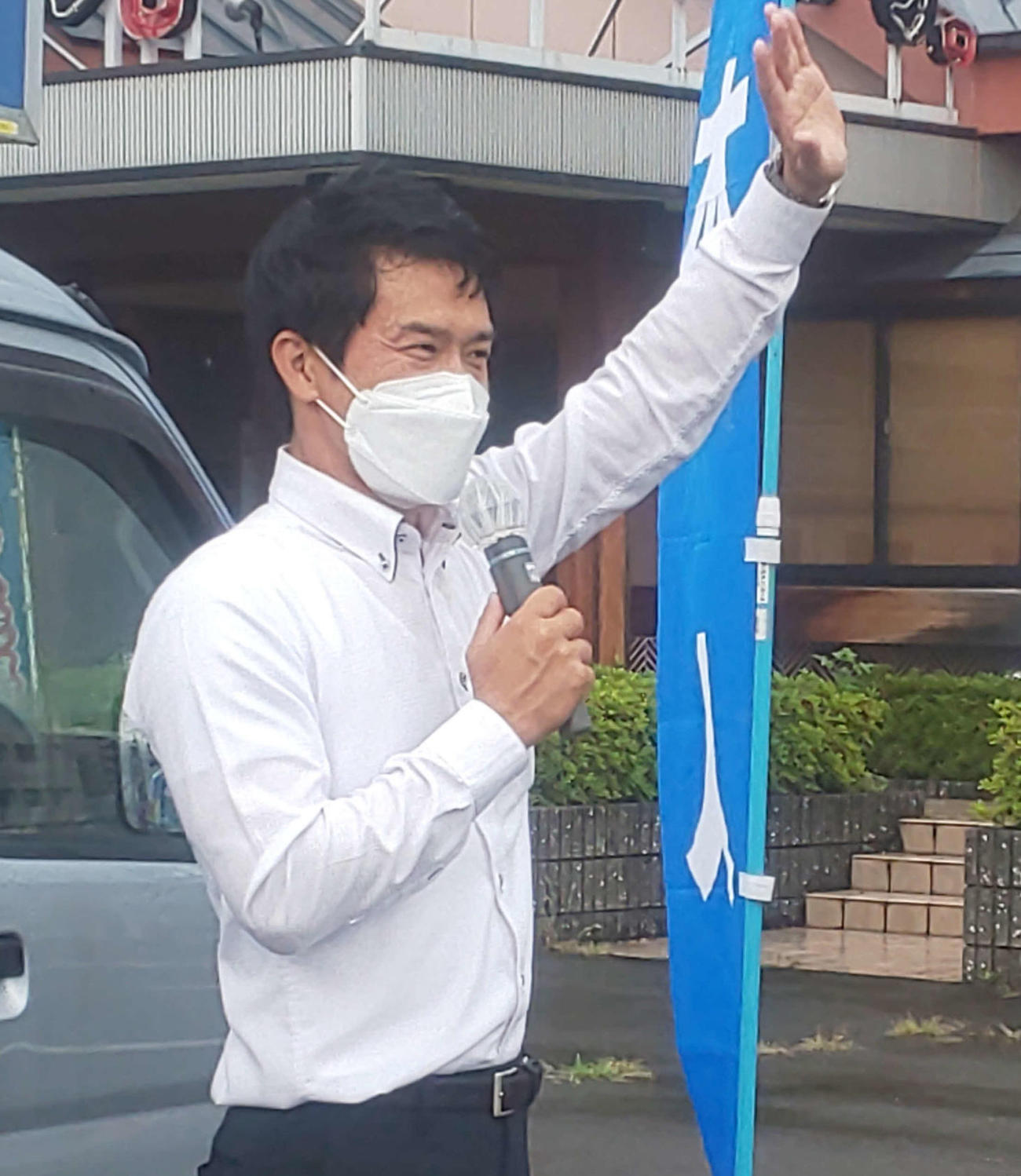 選挙区で演説する小川淳也氏