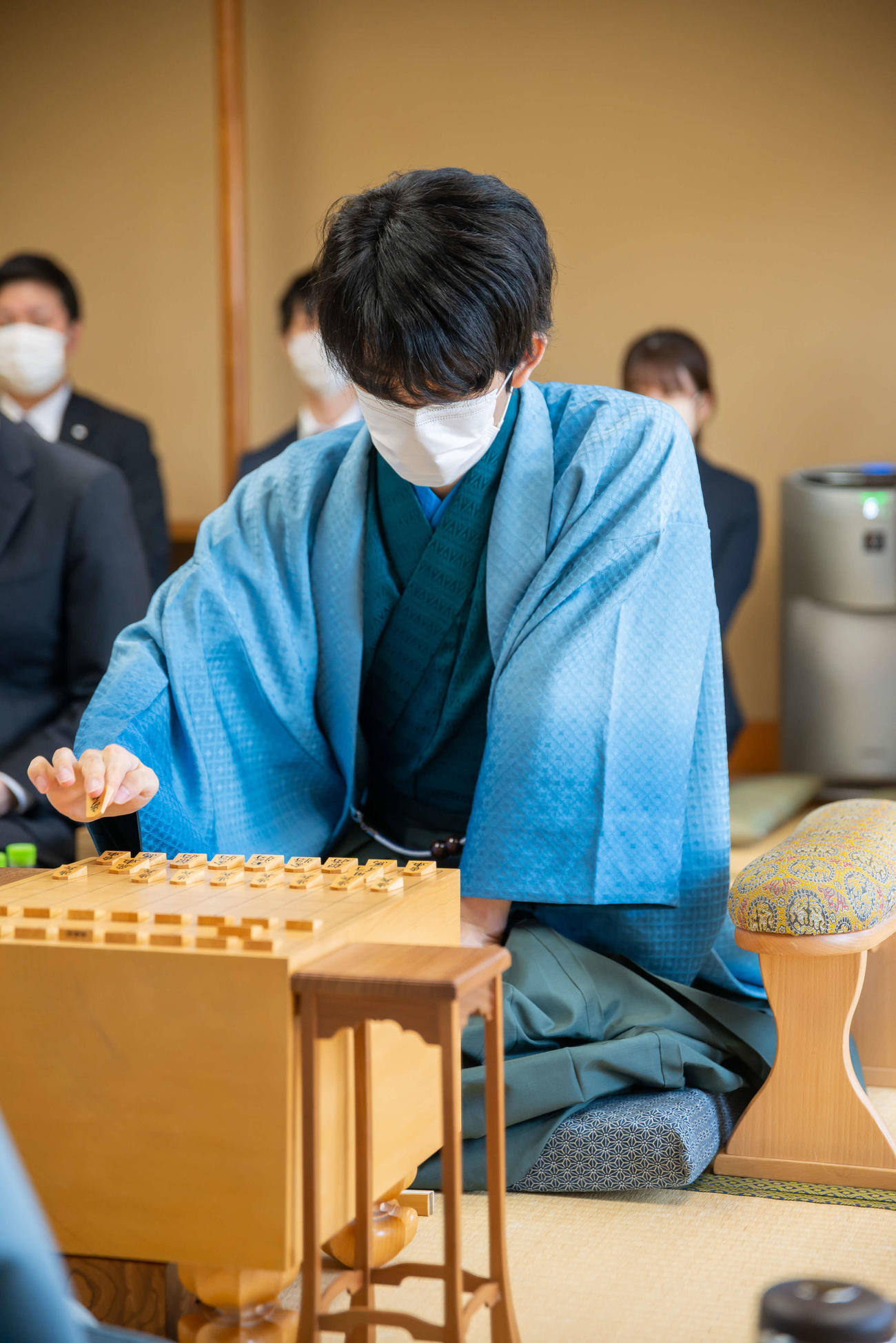 史上最年少の3冠に向けて初手を指す藤井聡太王位（棋聖、日本将棋連盟提供）