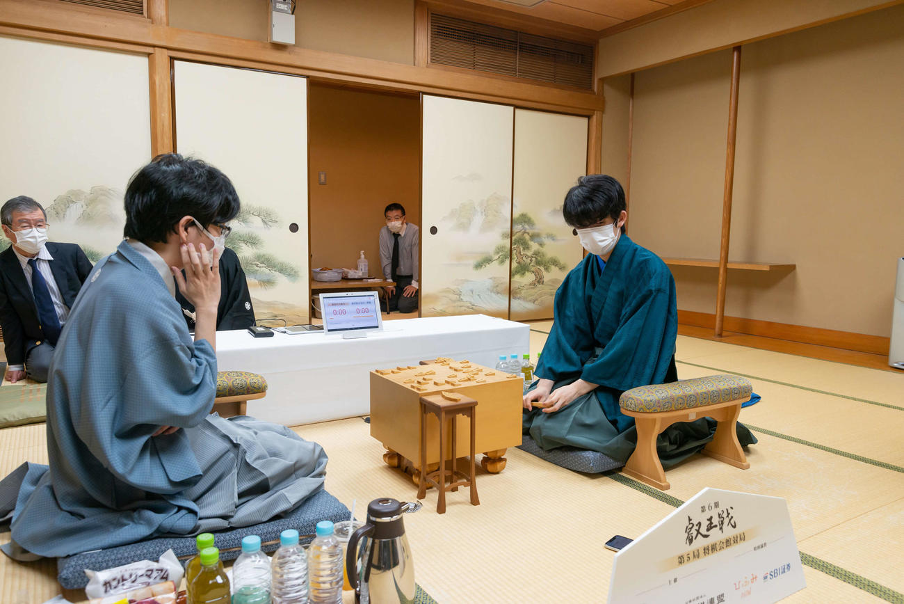 終局後、感想戦を行う藤井聡太3冠（右）と豊島将之竜王（日本将棋連盟提供）