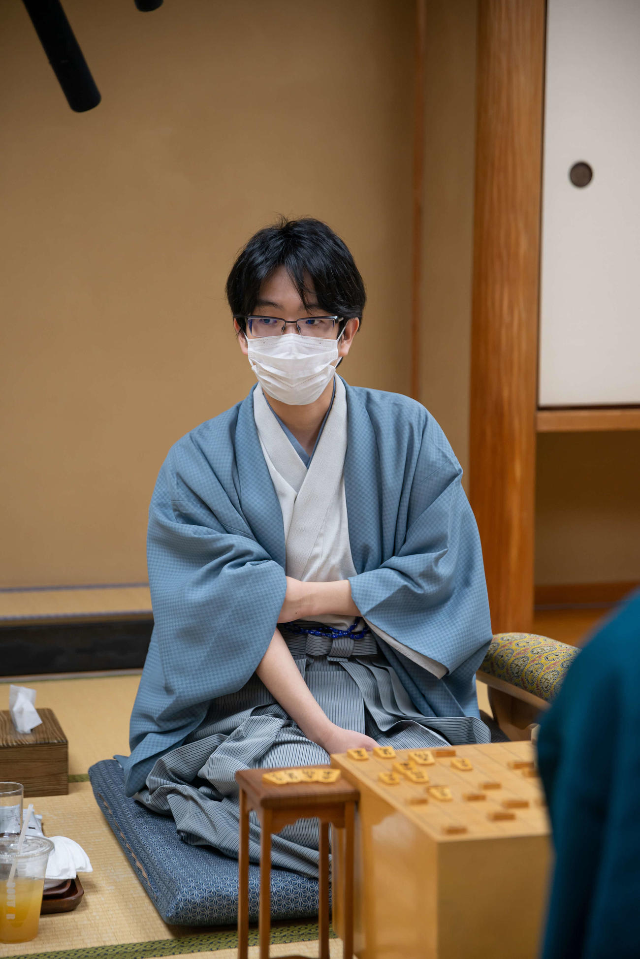 終局後、感想戦を行う豊島将之竜王（日本将棋連盟提供）