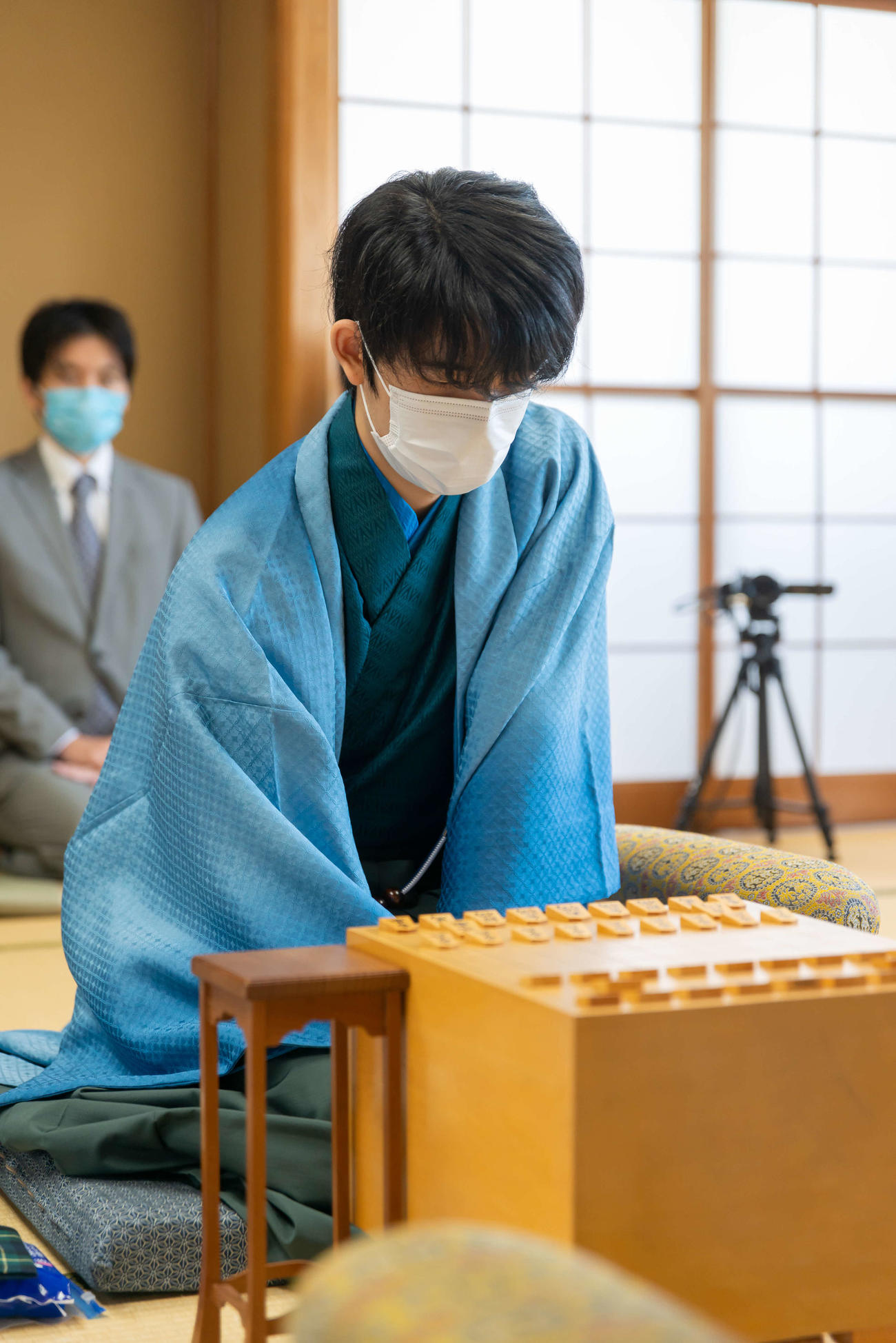 史上最年少の3冠に向けて対局開始を待つ藤井聡太王位（棋聖、日本将棋連盟提供）