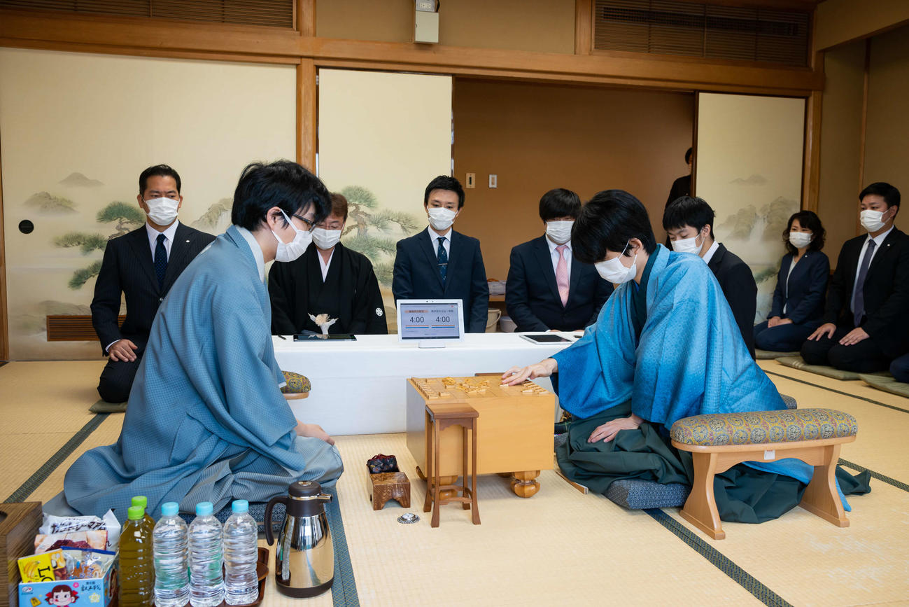 史上最年少3冠がかかる藤井聡太王位（棋聖＝右）と初防衛を目指す豊島将之叡王（左、日本将棋連盟提供）