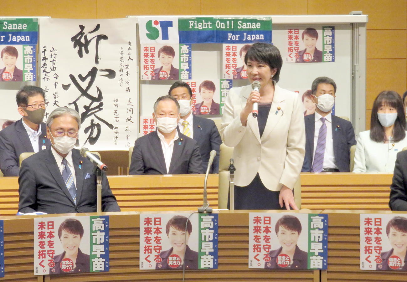 「選対本部立ち上げ集会」であいさつする高市早苗前総務相（中央）（撮影・鎌田直秀）