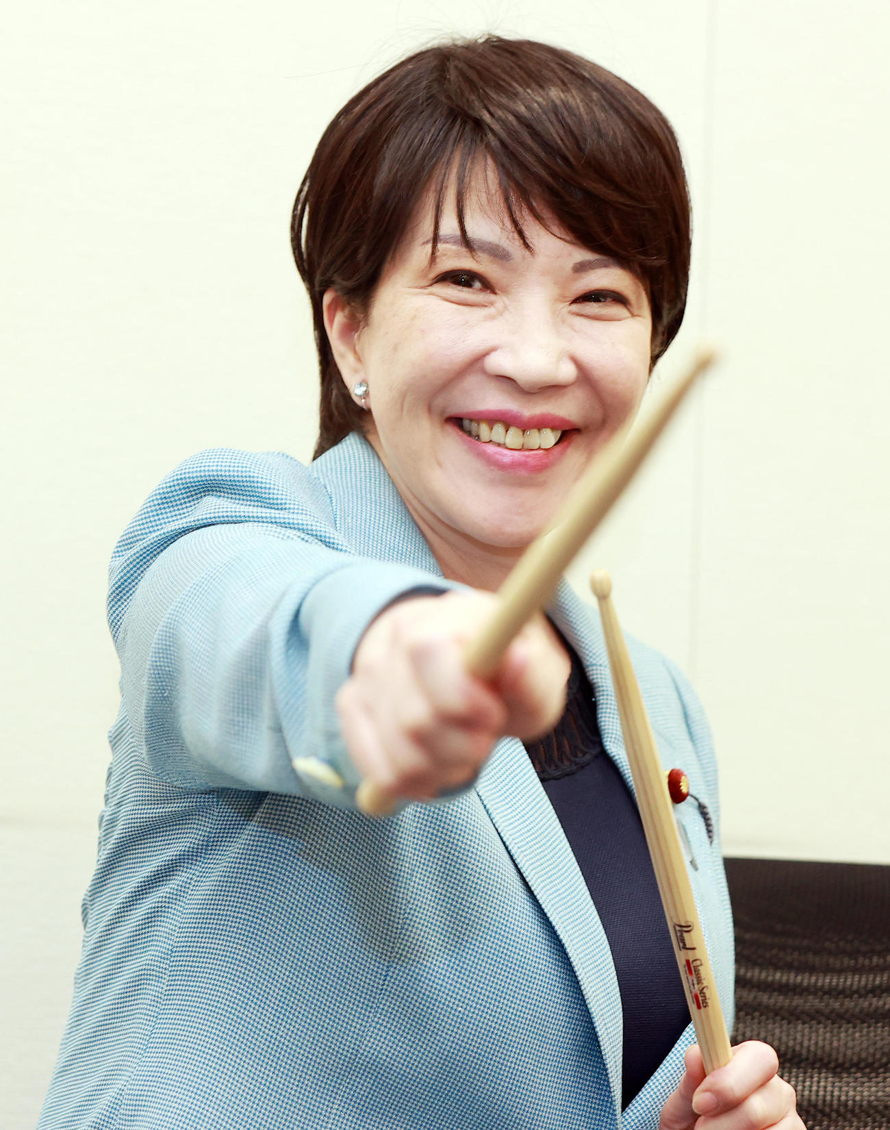 自民党総裁選に向け、ドラムスティックを手に笑顔を見せる高市早苗前総務相（撮影・浅見桂子）