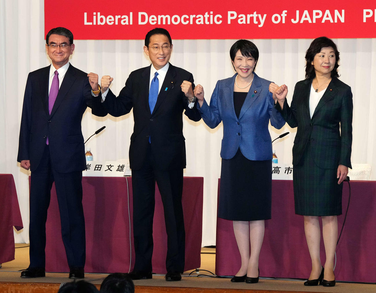 自民党総裁選に出馬し共同記者会見前に写真に納まる、左から河野太郎行革相、岸田文雄前政調会長、高市早苗前総務相、野田聖子幹事長代行（撮影・江口和貴）