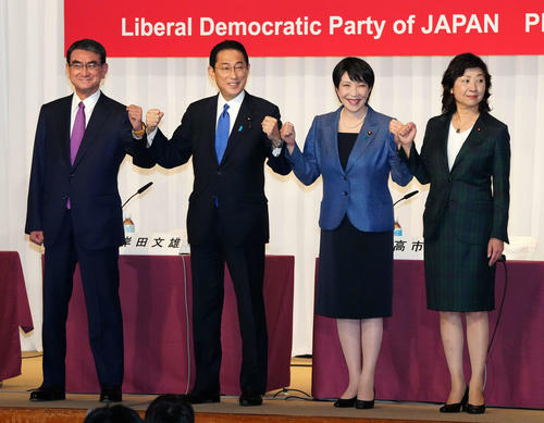 自民党総裁選に出馬し共同記者会見前に写真に納まる、左から河野太郎行革相、岸田文雄前政調会長、高市早苗前総務相、野田聖子幹事長代行（撮影・江口和貴）