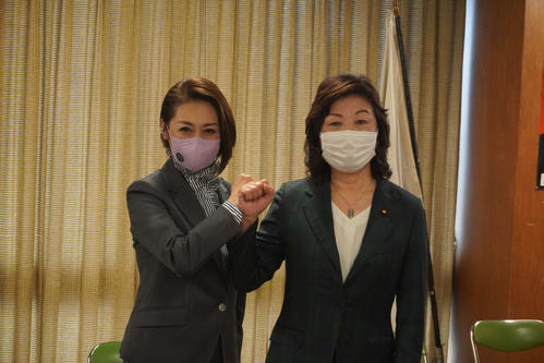 出陣式を行った野田聖子幹事長代行（右）と推薦人代表の三原じゅん子厚労副大臣（左）（撮影・沢田直人）