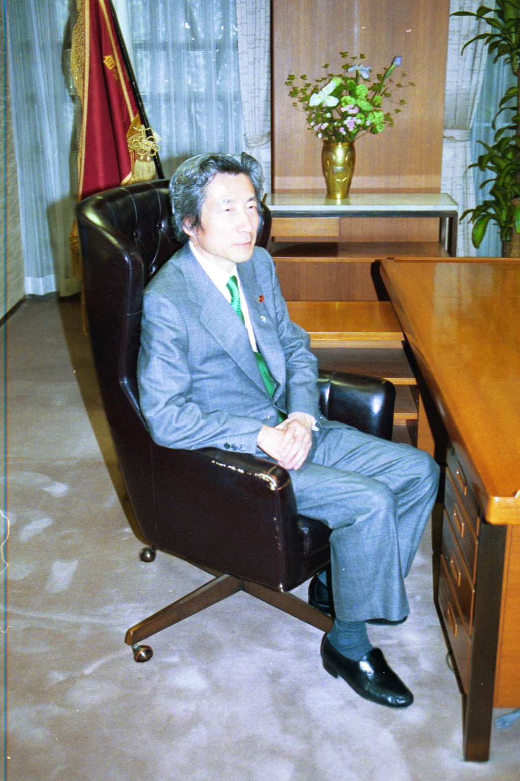 自民党総裁のイスに座る小泉純一郎新総裁(2001年４月撮影)
