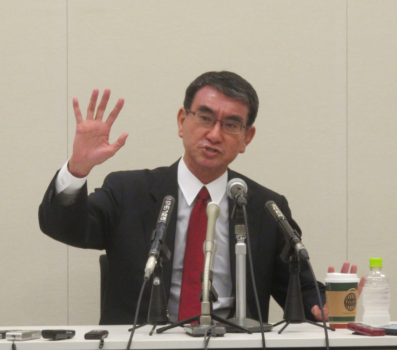 河野太郎行革相がグループインタビューに応じ、自らの主張や発言を説明した（撮影・大上悟）