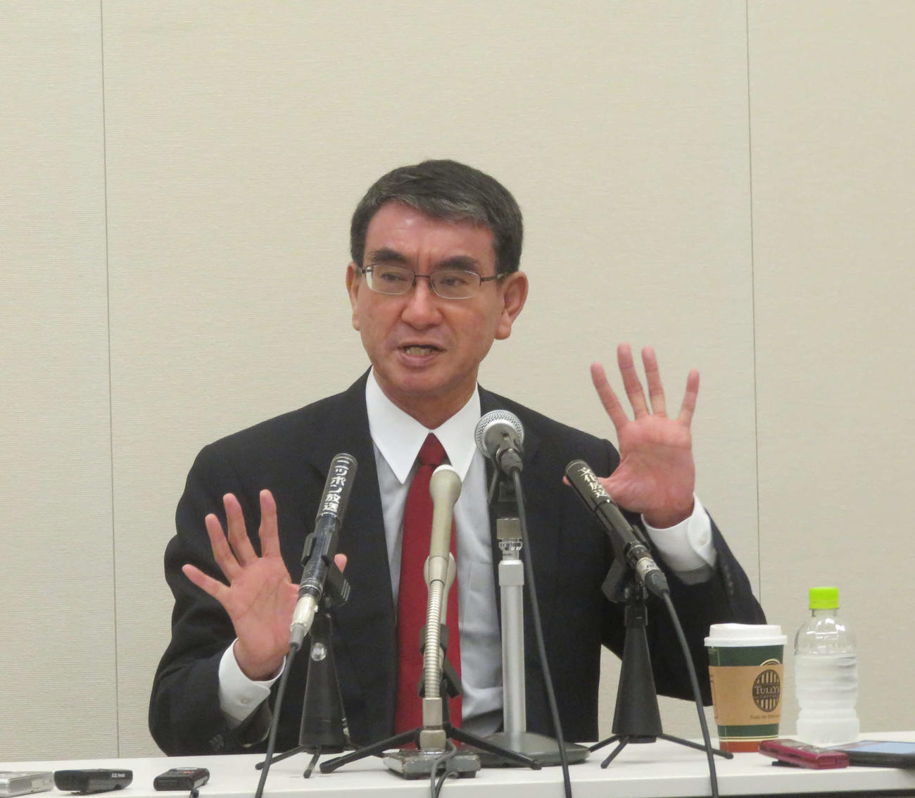河野太郎行革相がグループインタビューに応じ、自らの主張や発言を説明した（撮影・大上悟）