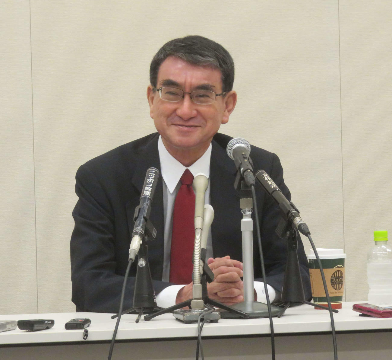 河野太郎行革相はグループインタビューに笑顔で応じた（撮影・大上悟）