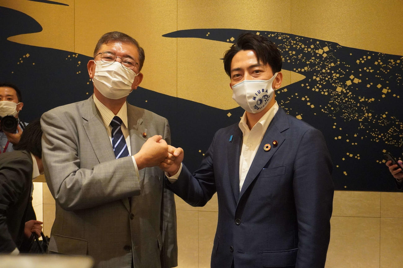 グータッチを交わす石破茂氏（左）と小泉進次郎氏（撮影・沢田直人）