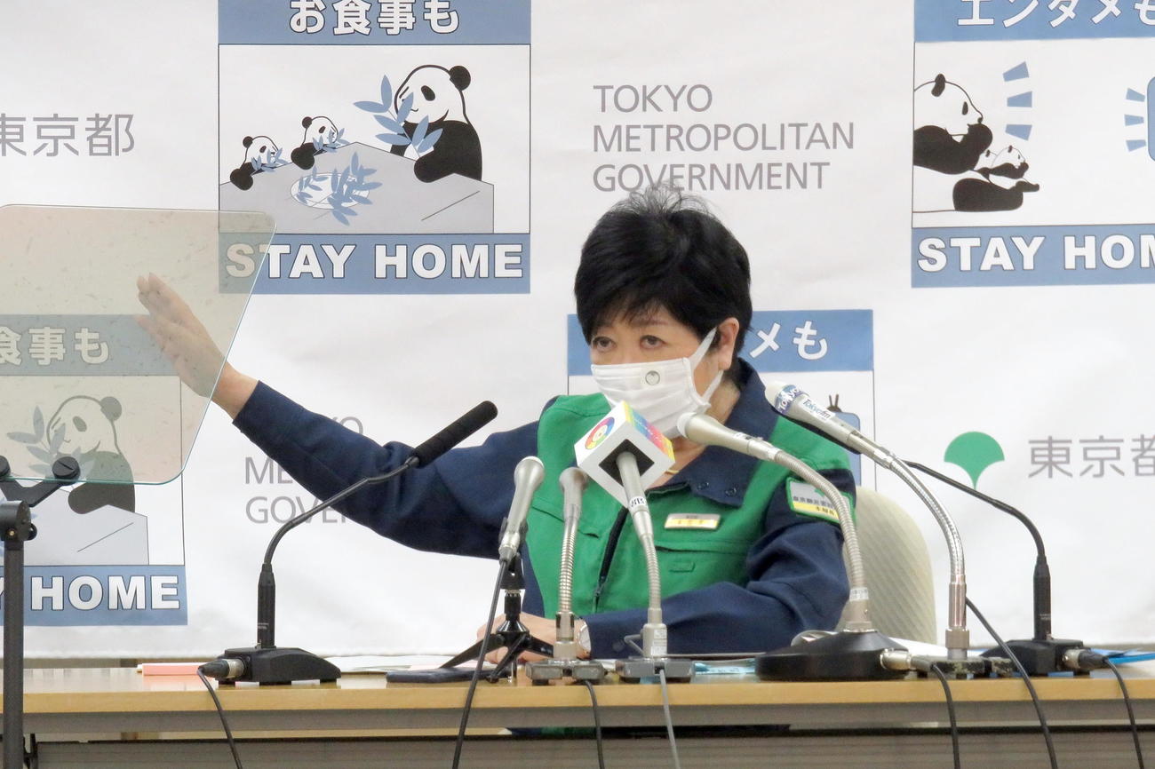 定例会見で身ぶり手ぶりも交えて話す小池百合子都知事（撮影・鎌田直秀）