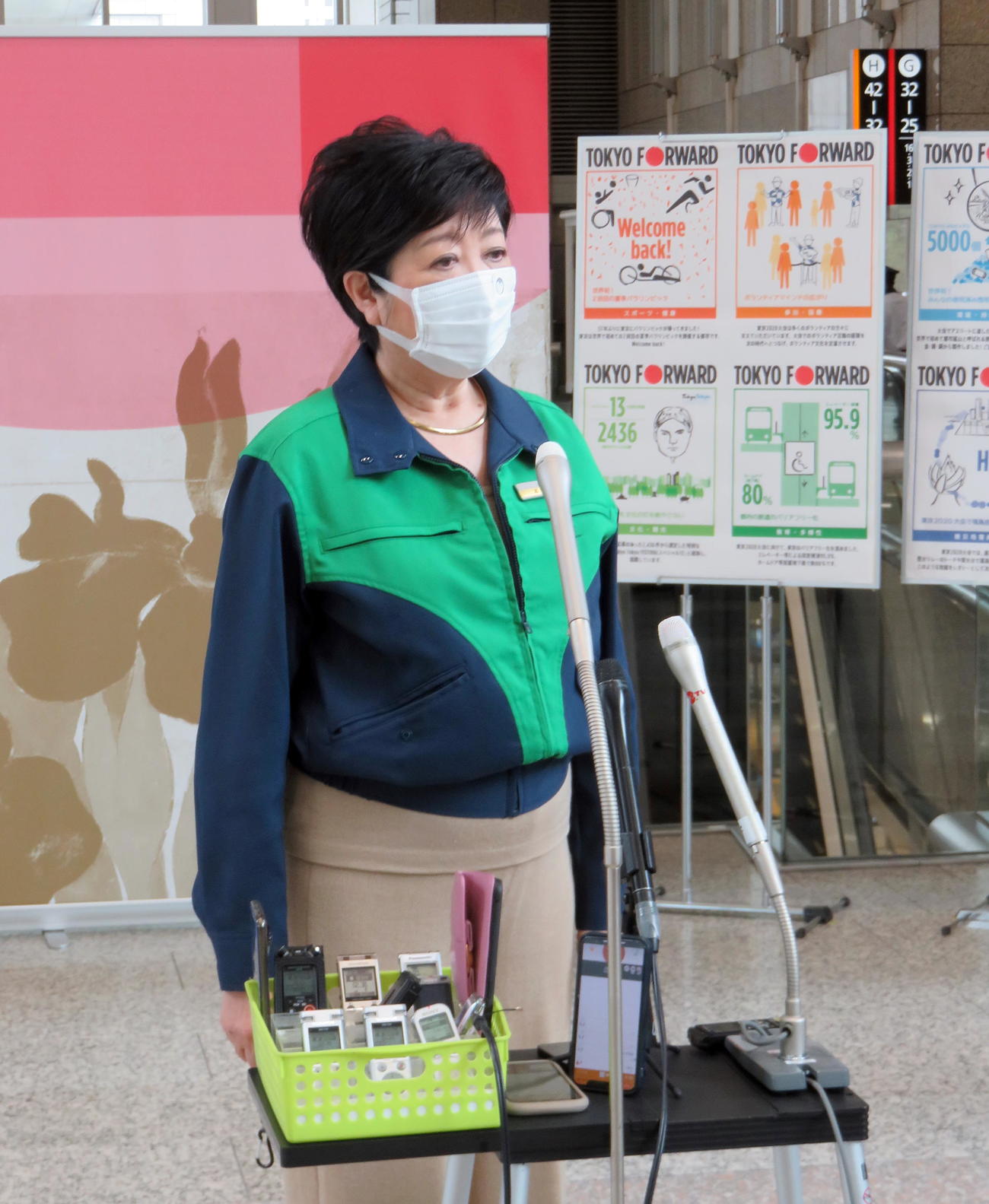 都庁で取材対応する小池百合子都知事（撮影・鎌田直秀）