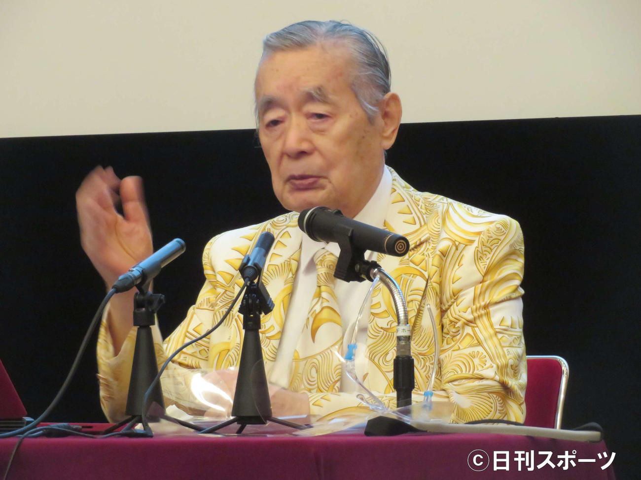 都内で数え94歳記者会見を開き、熱弁を振るうドクター・中松氏（撮影・村上幸将）