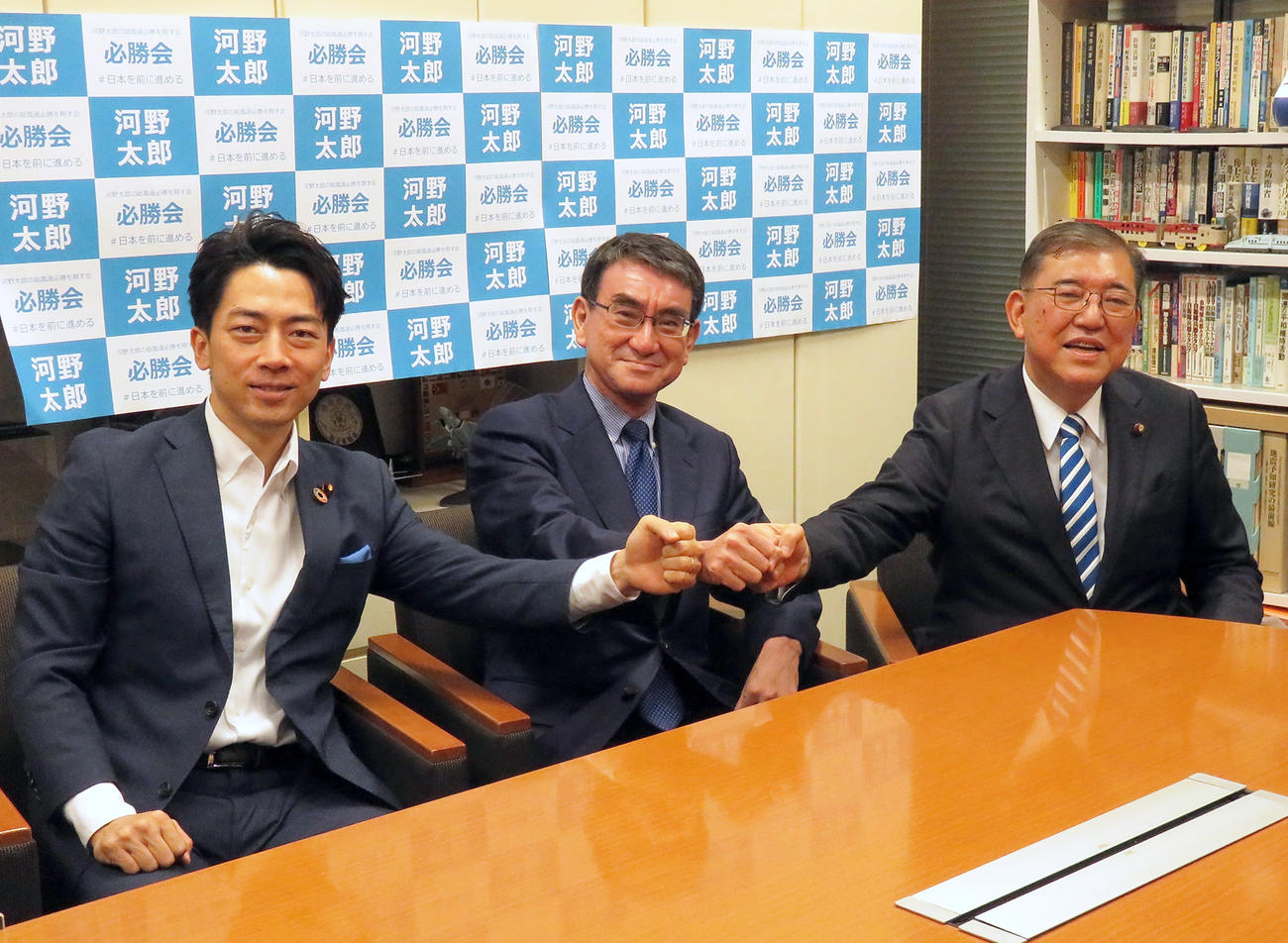 「地方創生座談会」で石破茂元幹事長（右）、小泉進次郎環境相（左）とグータッチで結束する河野太郎行革相（撮影・鎌田直秀）
