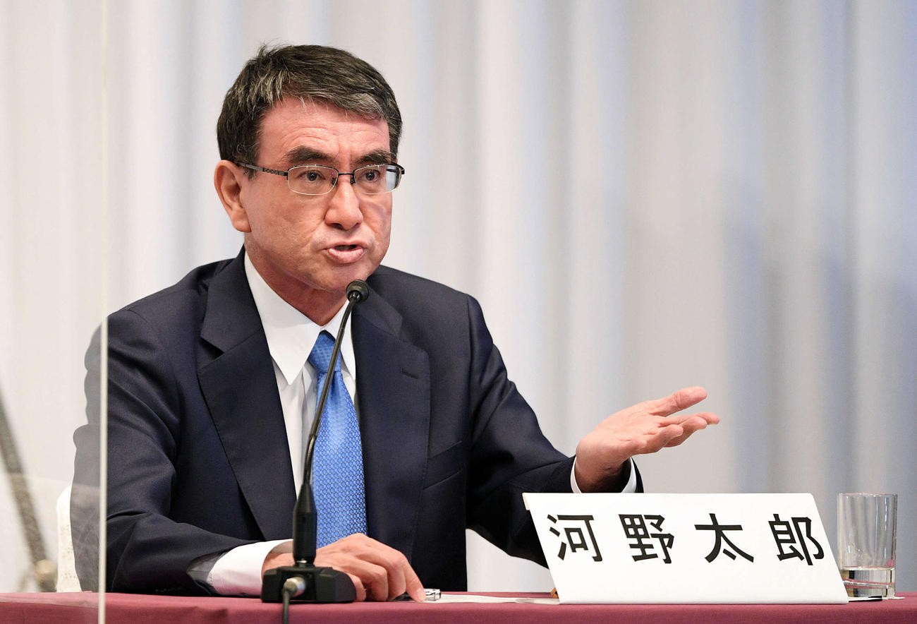 自民党青年局・女性局主催の総裁選公開討論会で質疑応答する河野太郎行革相（撮影・滝沢徹郎）