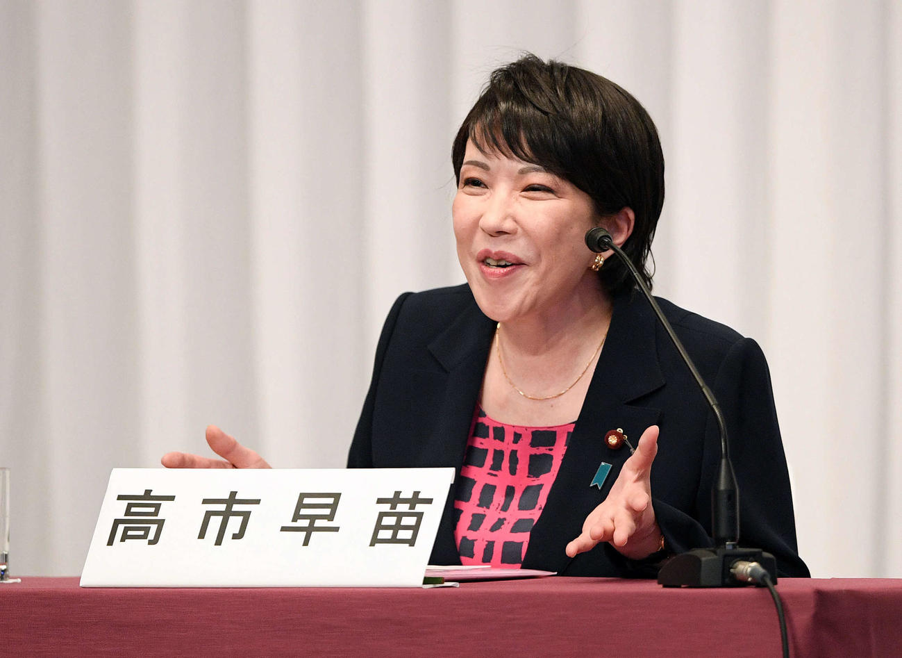 自民党青年局・女性局主催の総裁選公開討論会で質疑応答する高市早苗前総務相（撮影・滝沢徹郎）