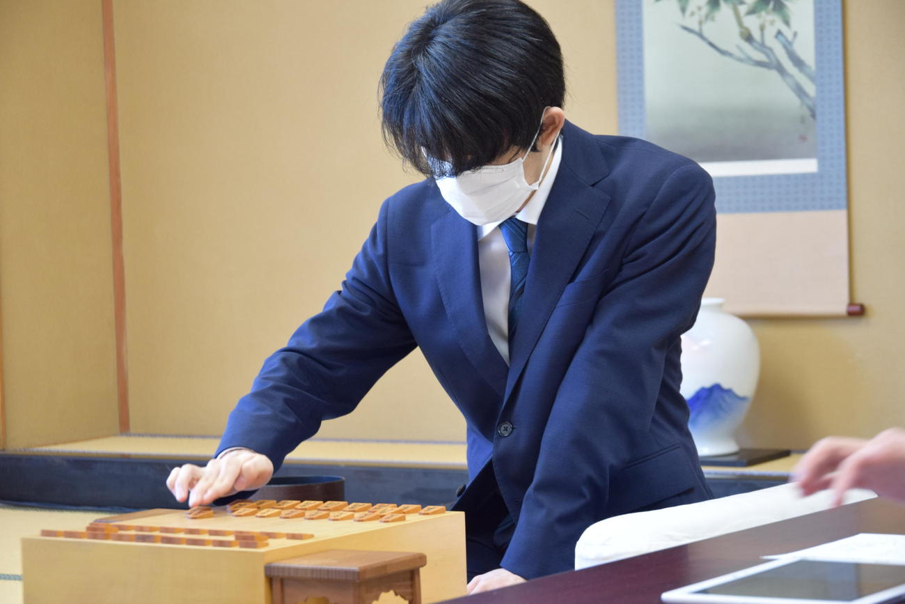順位戦B級1組5回戦に臨んだ藤井聡太3冠（日本将棋連盟提供）