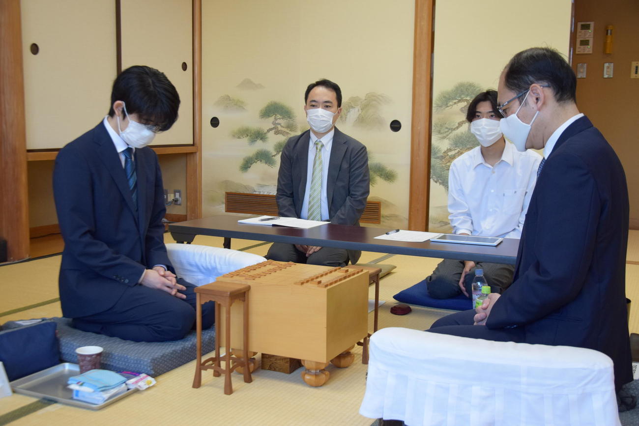 順位戦B級1組5回戦に臨んだ藤井聡太3冠（左）、木村一基九段（日本将棋連盟提供）