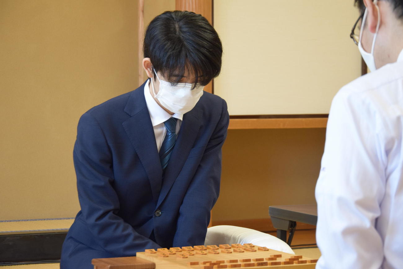 順位戦B級1組5回戦に臨んだ藤井聡太3冠（日本将棋連盟提供）