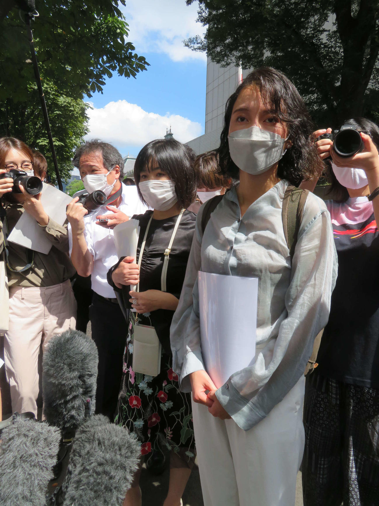控訴審終了後、取材に応じる伊藤詩織さん（撮影・村上幸将）