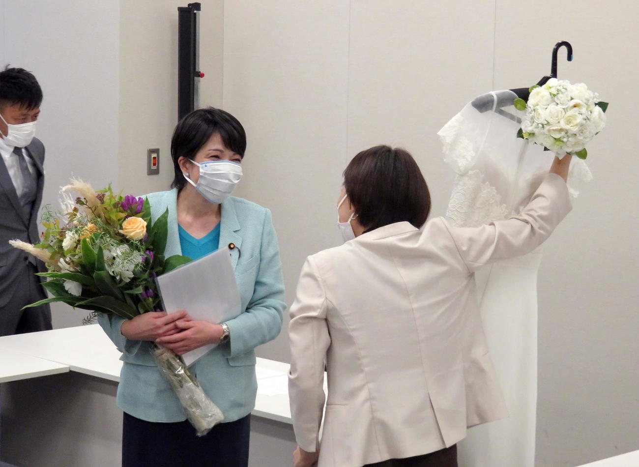 純白のウエディングドレスを前に笑顔を見せる高市早苗前総務相（撮影・鎌田直秀）