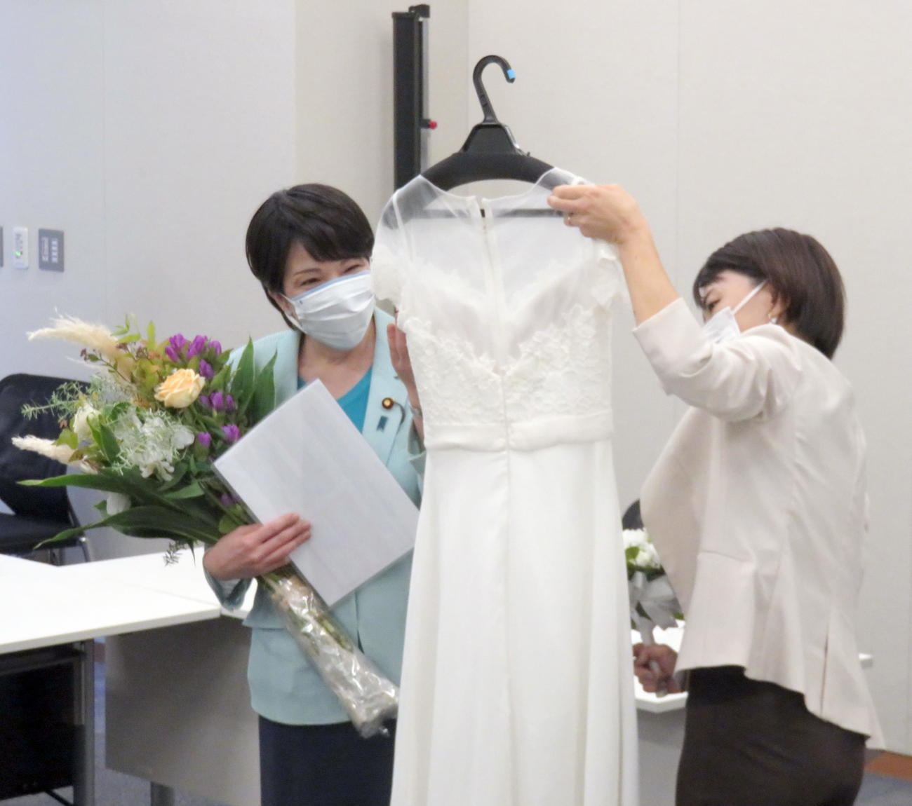 純白のウエディングドレスに笑顔で興味を示す高市早苗前総務相（左）（撮影・鎌田直秀）