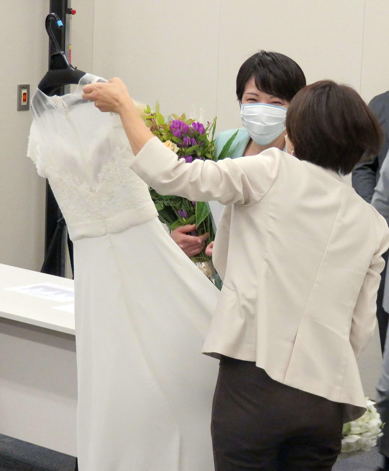 純白のウエディングドレスを前に笑顔の高市早苗前総務相（奥）（撮影・鎌田直秀）