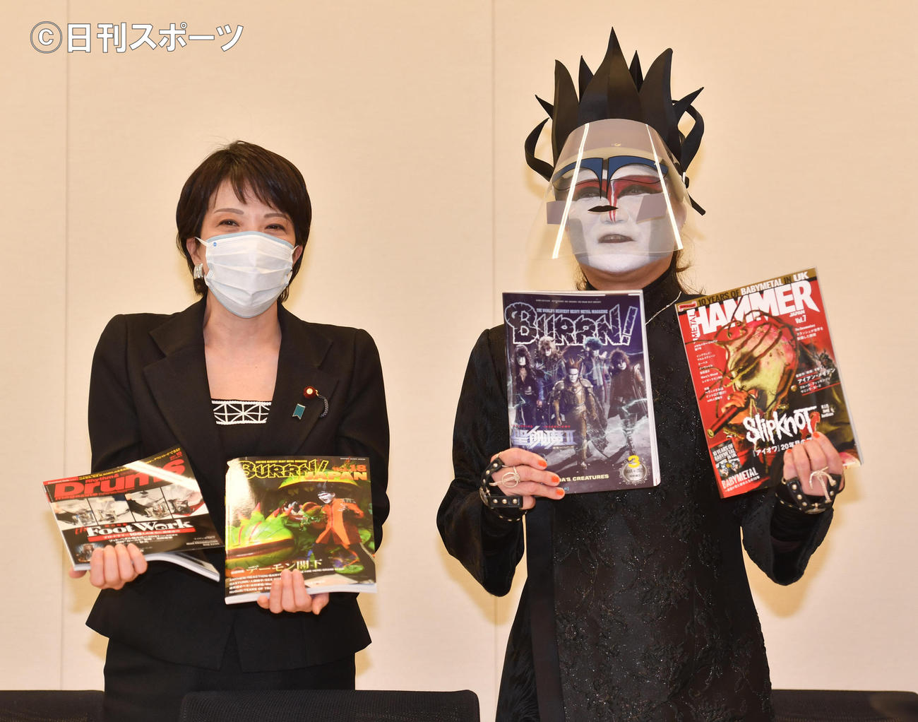 デーモン閣下からヘビメタ雑誌を贈られた高市早苗前総務相は記念撮影に納まる（撮影・柴田隆二）