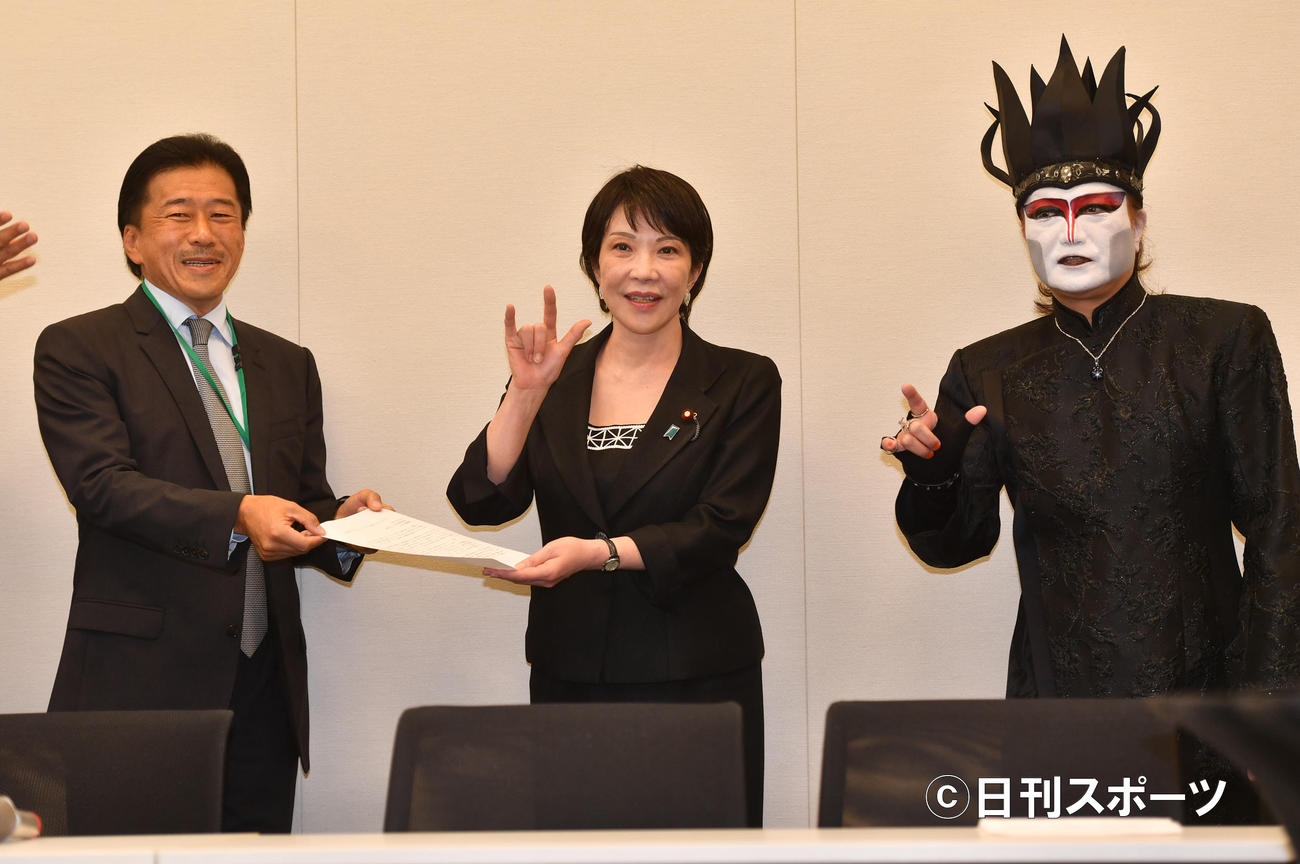 日本音楽事業者協会の瀧藤会長（左）から要望書を受け取る高市早苗前総務相。右はデーモン閣下（撮影・柴田隆二）