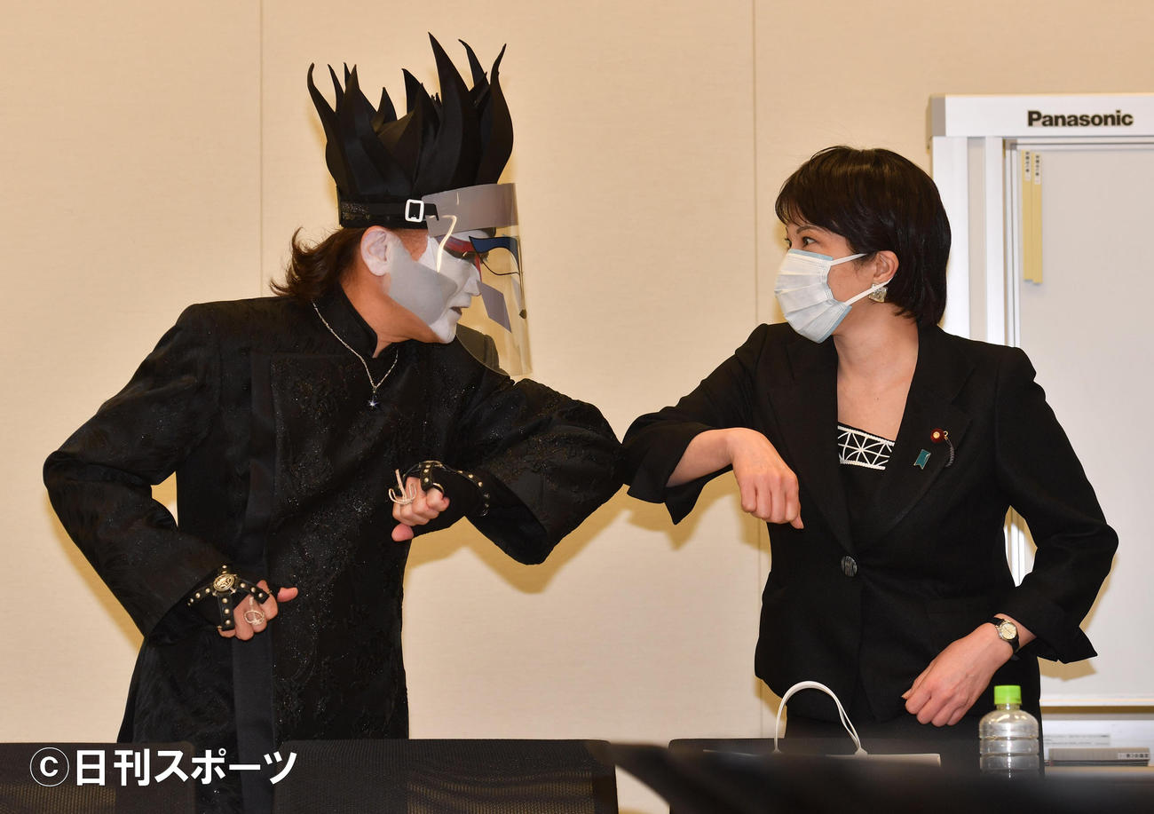 高市早苗前総務相はデーモン閣下と肘タッチであいさつする（撮影・柴田隆二）