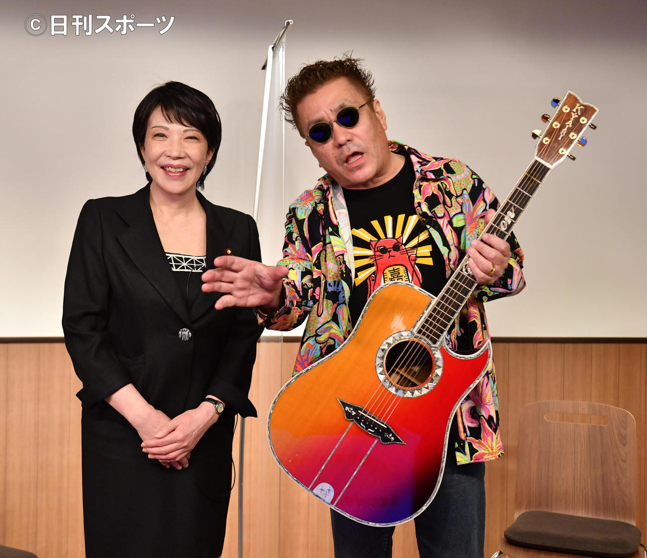 自作の歌を披露した嘉門タツオは高市早苗前総務相と記念撮影に納まる（撮影・柴田隆二）