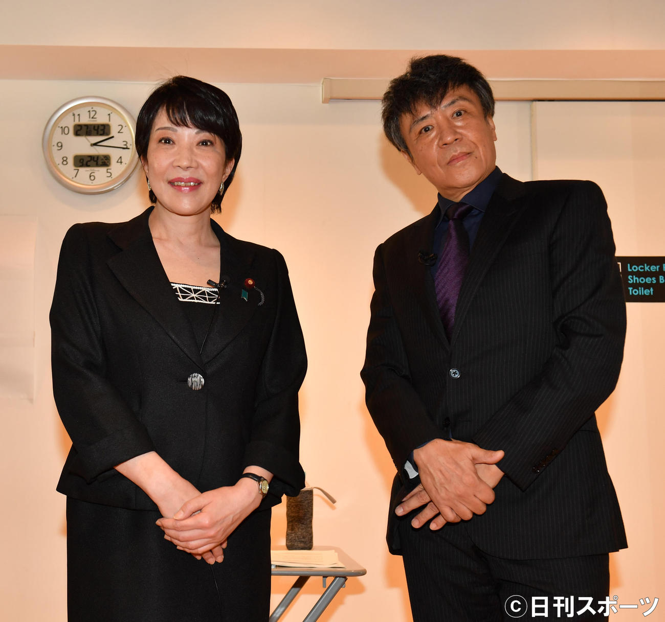 高市早苗前総務相は世良公則と対談前に記念撮影に納まる（撮影・柴田隆二）
