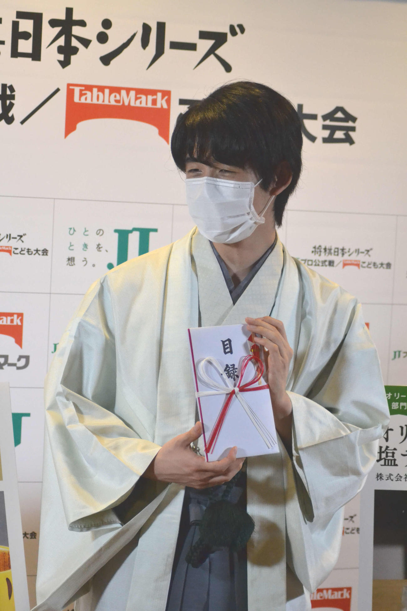 対局会場となるはずだった香川県からの贈呈品を手にする藤井聡太3冠