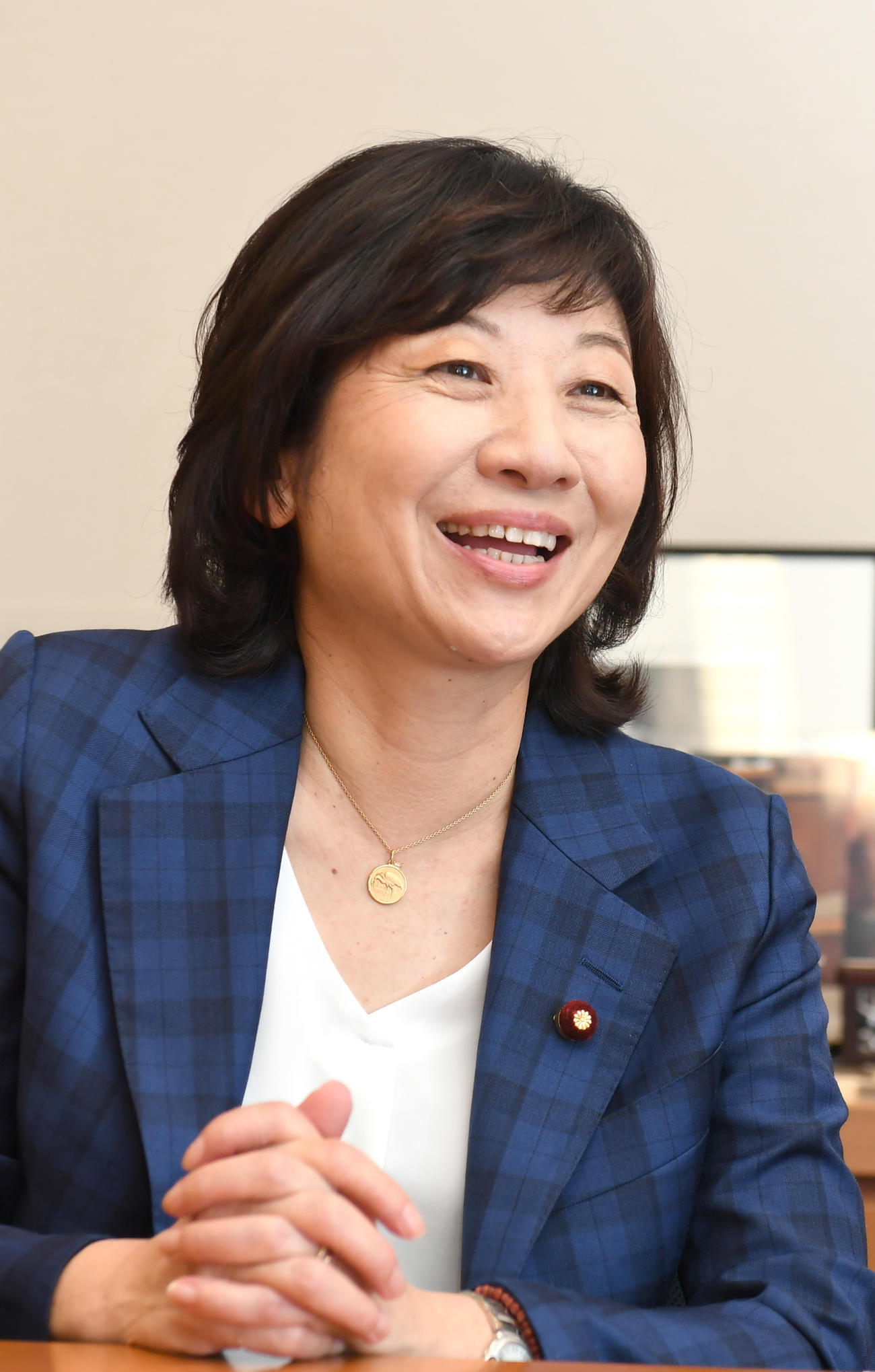 インタビューに笑顔で答える野田聖子幹事長代行（撮影・酒井清司）