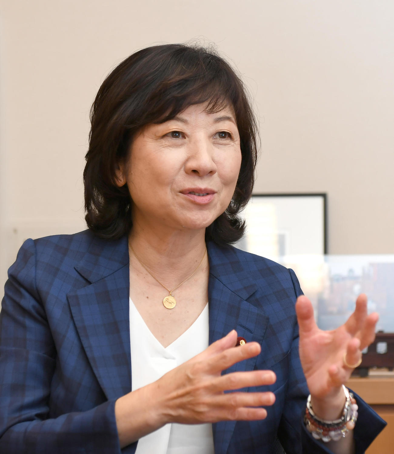 インタビューに答える野田聖子幹事長代行（撮影・酒井清司）