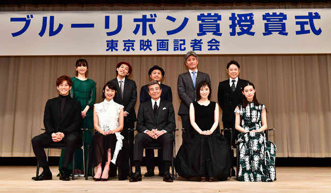 19年度のブルーリボン賞授賞式。前列左から松坂桃李、門脇麦、舘ひろし、松岡茉優、南沙良、後列左から新垣結衣、上田慎一郎監督、白石和弥監督、佐藤英之氏、阿部サダヲ
