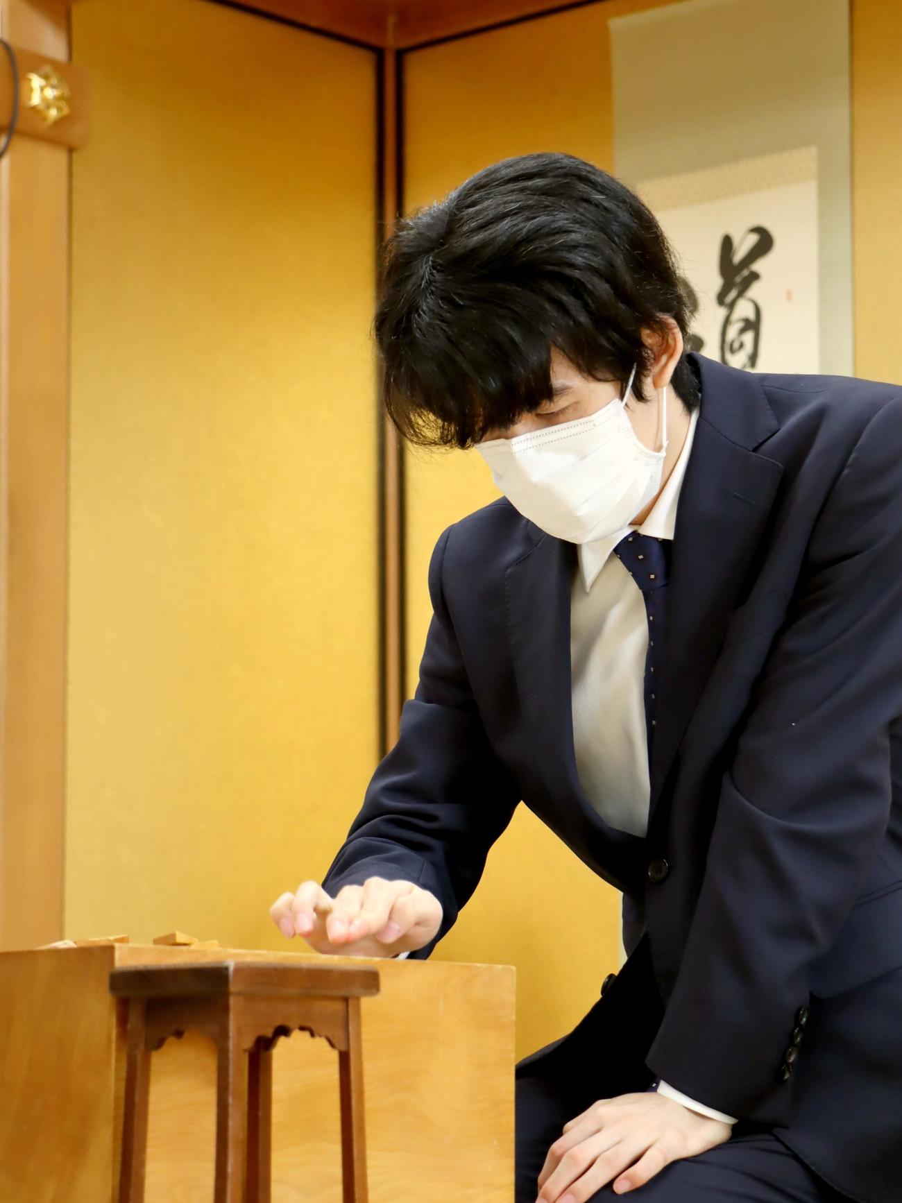 第71期王将戦挑戦者決定リーグ1回戦に臨んだ藤井聡太3冠（日本将棋連盟提供）