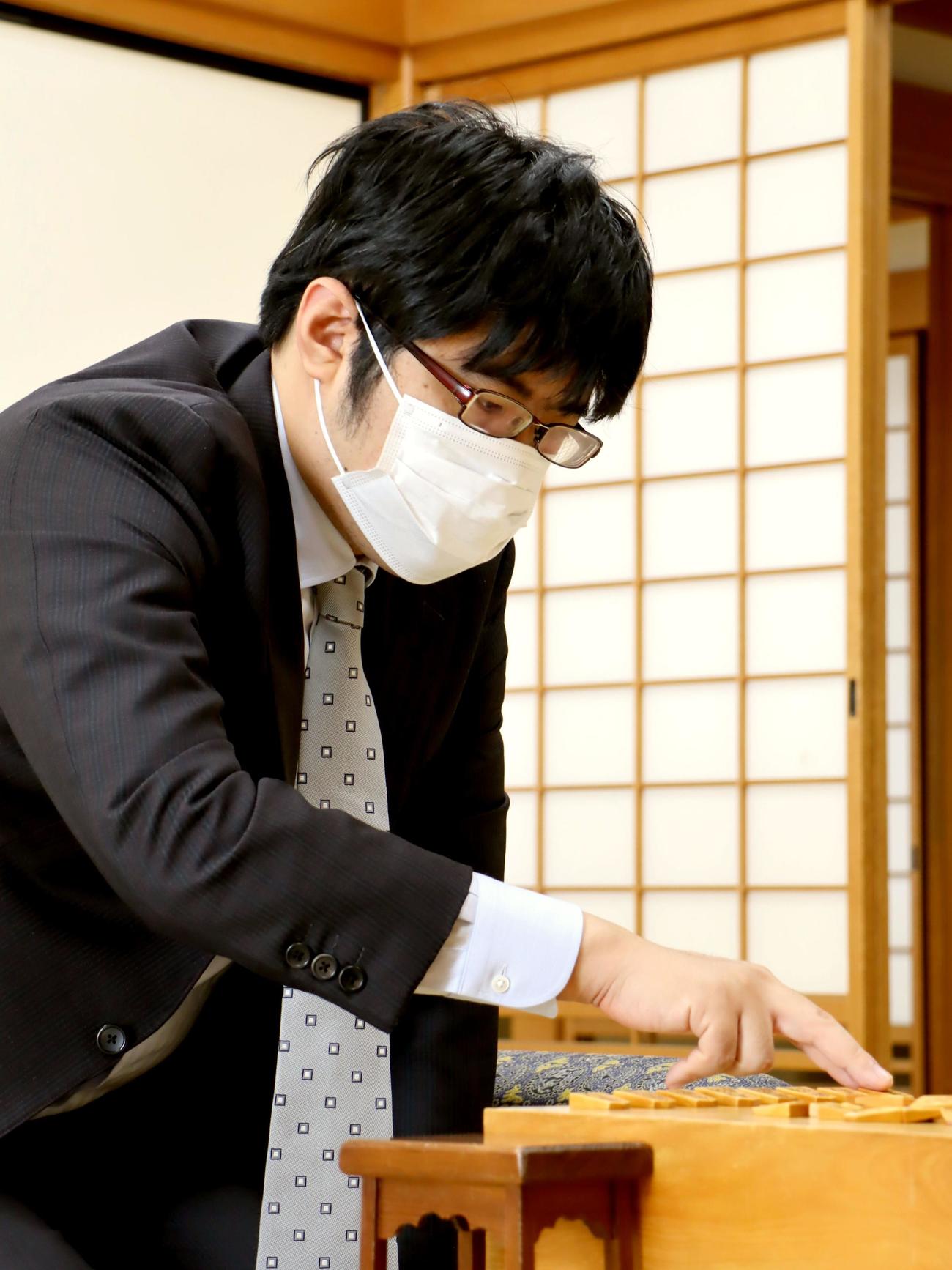 第71期王将戦挑戦者決定リーグ1回戦に臨んだ糸谷哲郎八段（日本将棋連盟提供）