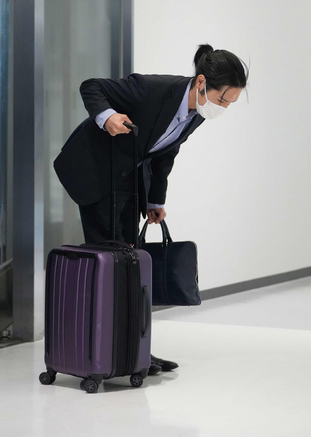 成田空港に到着し、報道陣に深々と一礼する小室圭さん（撮影・鈴木みどり）