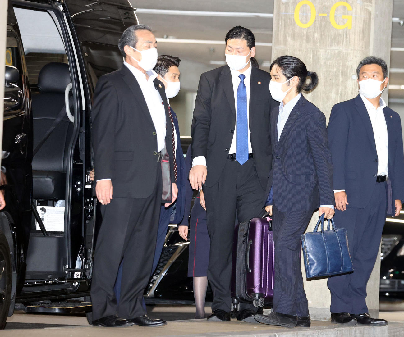 成田空港に到着し、ワゴンに乗り込む小室圭さん（右）（撮影・狩俣裕三）