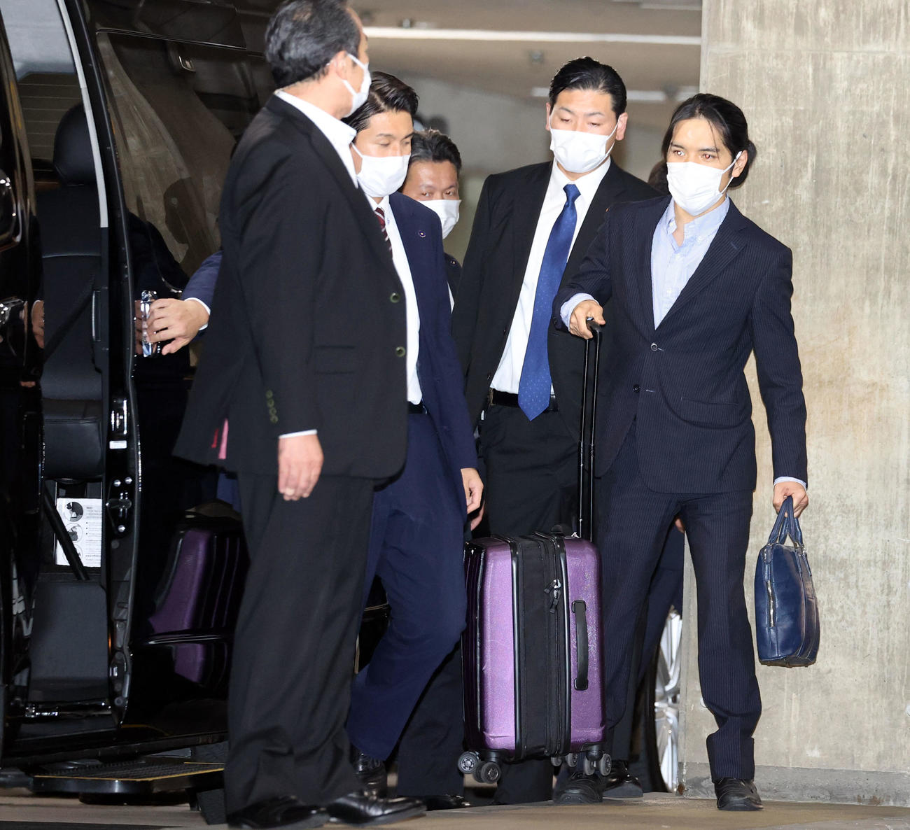 成田空港に到着し、車に乗り込む小室圭さん（右）（撮影・狩俣裕三）