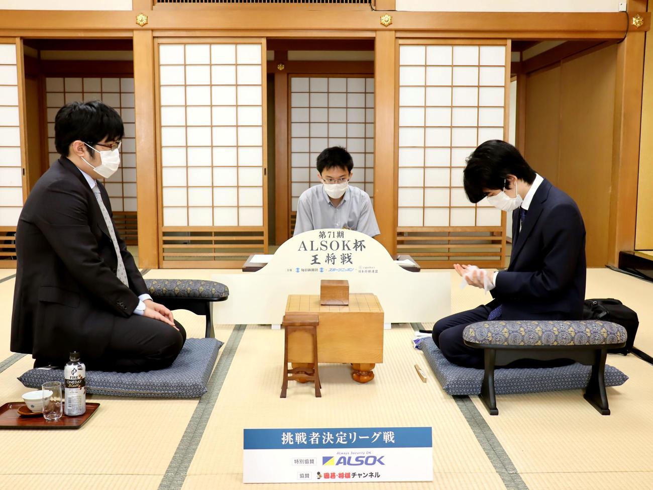 第71期王将戦挑戦者決定リーグ1回戦に臨んだ藤井聡太3冠（右）と糸谷哲郎八段（日本将棋連盟提供）